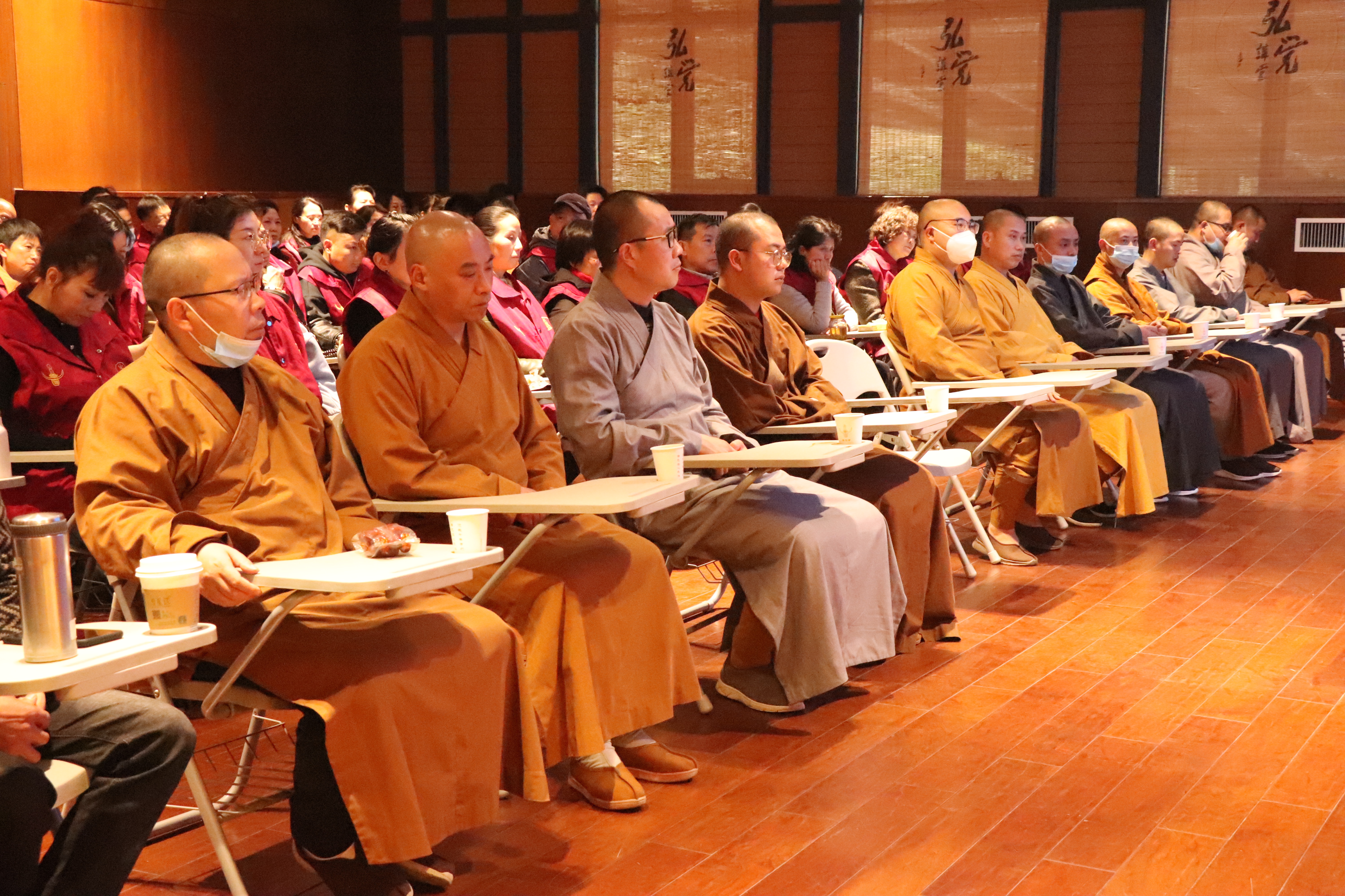 2021年3月18日，江宁区佛教协会组织教职人员、居士代表和场所工作人员80余人在牛首山弘觉讲堂参加党史学习动员会，邀请王宝贤老师现场辅导。.jpg